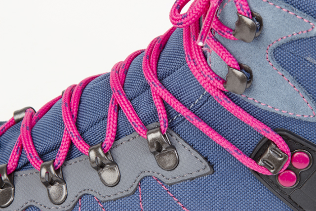 採用不同深淺的藍色系，點綴桃紅色鞋帶增加活潑性，讓整雙鞋不會有登山鞋的那種沈重感。