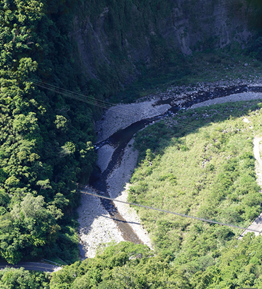 從峭壁上遙望大東河石壁峽谷