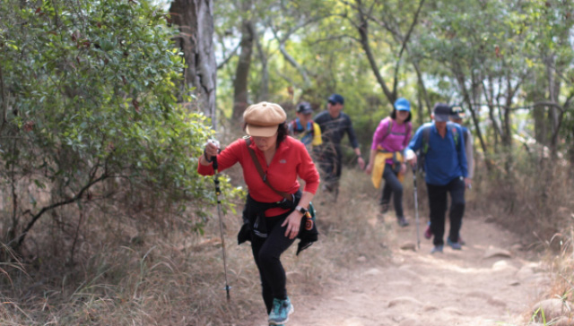 火炎山是知名的小百岳，假日來登山的遊客眾多