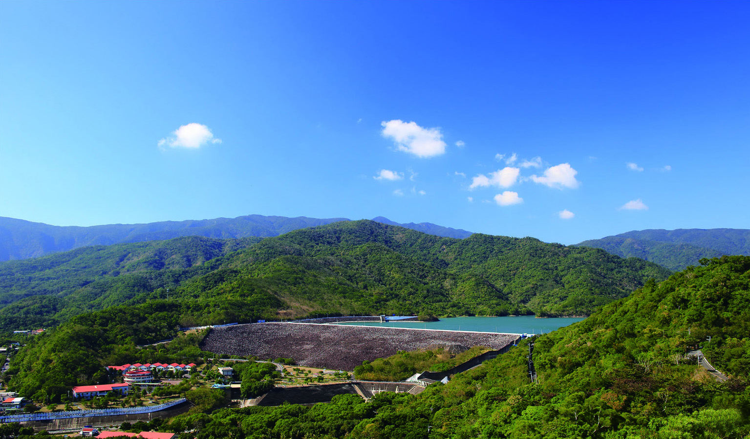 碧水藍天的牡丹水庫風光為這條旅遊路線增加了亮點