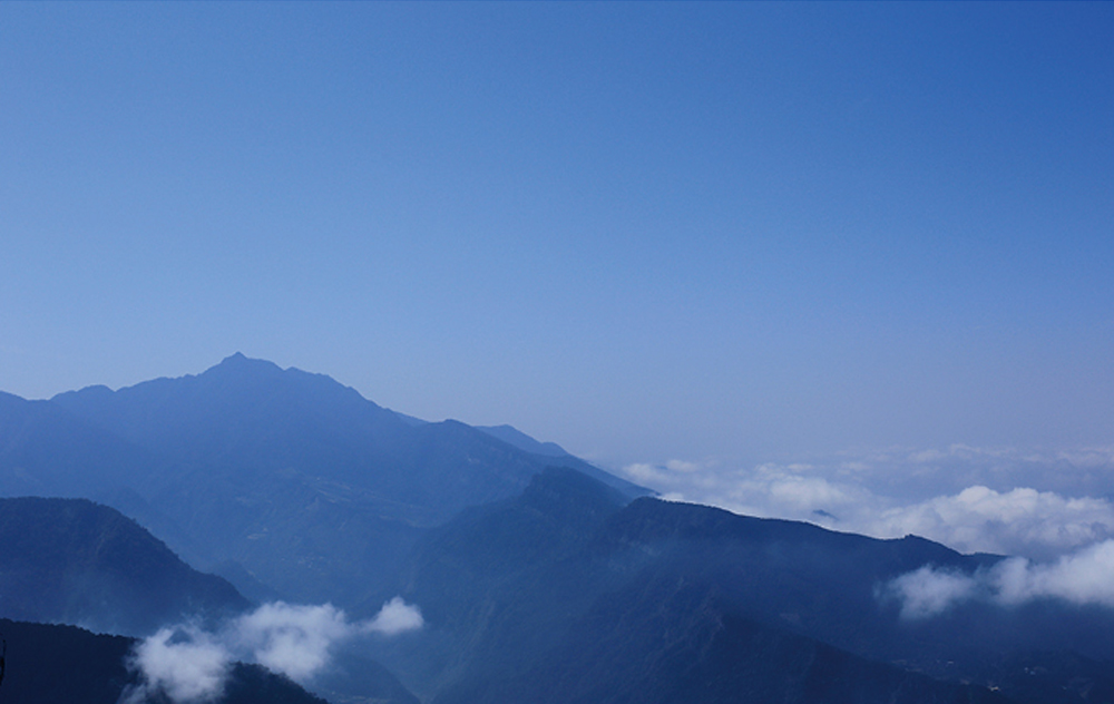 從鵝公髻山可遠眺苗栗著名的加里山