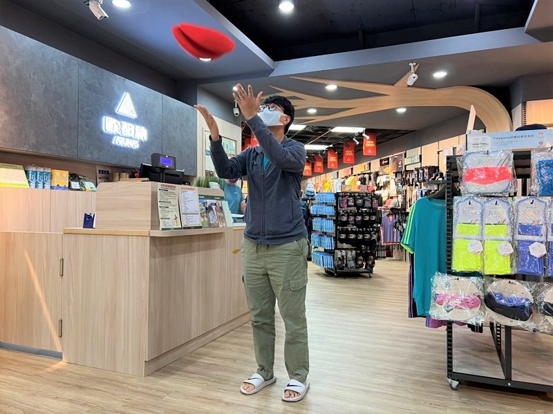 歐都納岡山店開幕,舉辦消費者擲筊趣味活動。 歐都納/提供