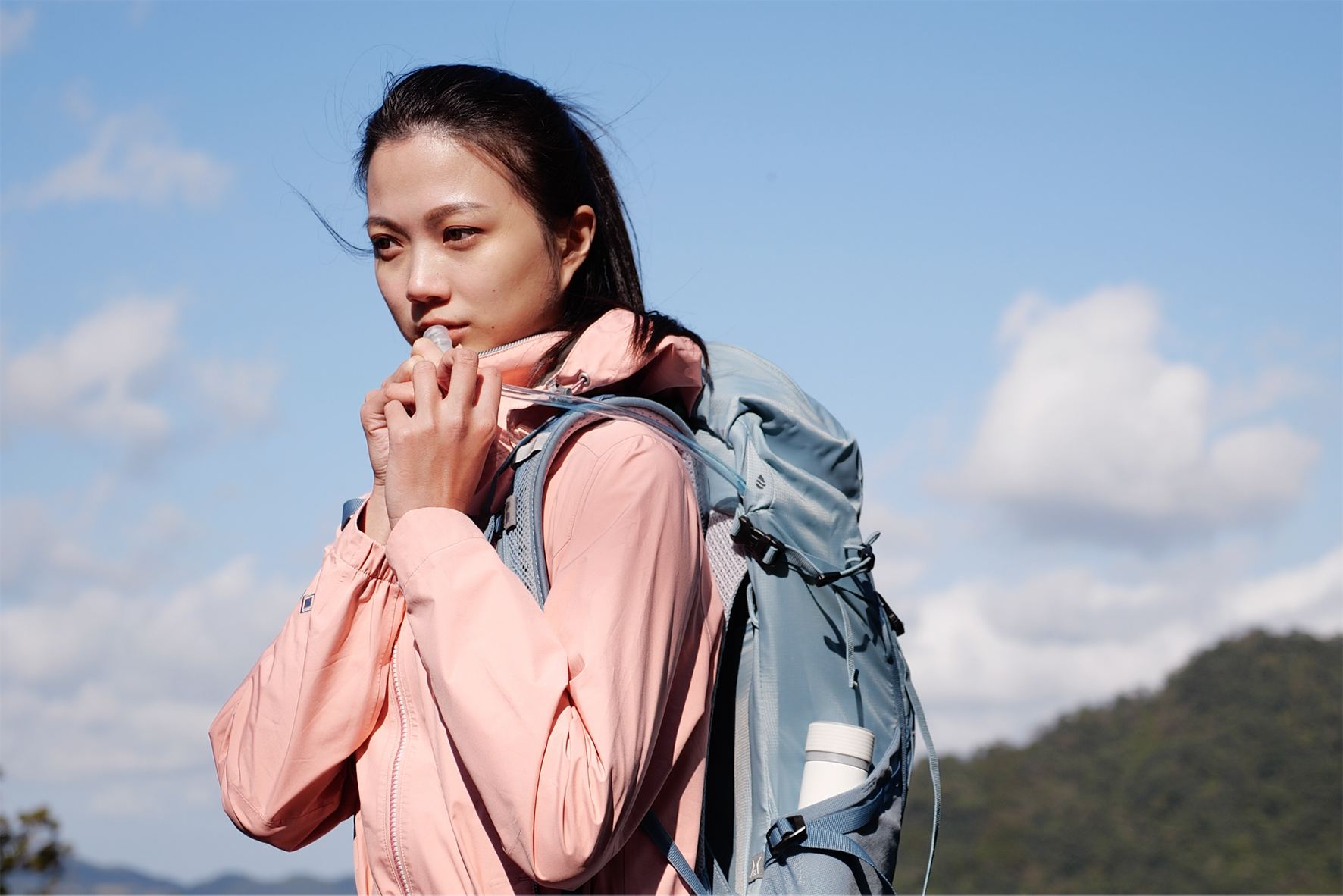 現代專業的健行登山包都有設計放置水袋的地方，及吸管的出口。行進時補充水分相當方便