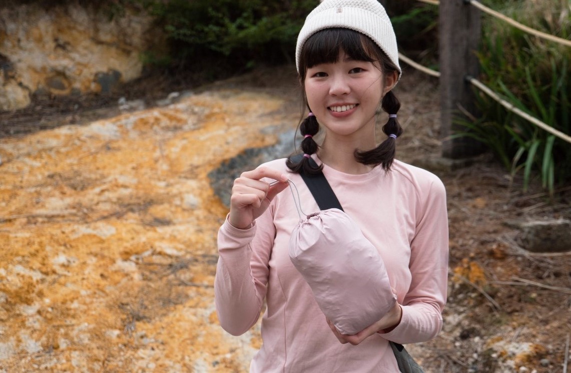 石墨烯外套附有收納袋，旅行攜帶好方便